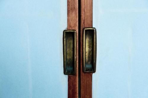 zbliżenie drewnianych drzwi z czarnymi zawiasami w obiekcie Honno Ryokan / Vacation STAY 60049 w mieście Yahaba