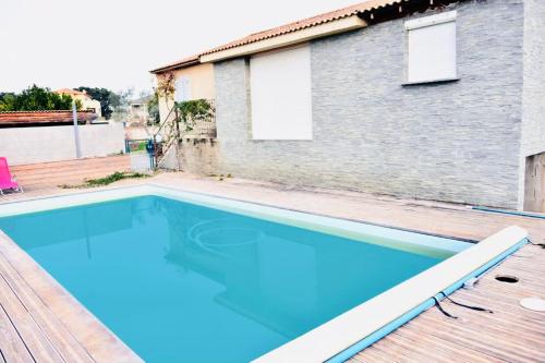 - une piscine sur une terrasse avec une maison dans l'établissement Casa Serena, à Linguizzetta
