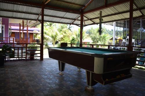 einen Billardtisch in der Mitte einer Terrasse in der Unterkunft Pondok Oma in Lasikin