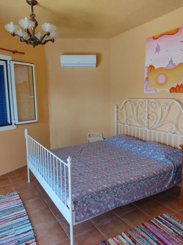 ein Schlafzimmer mit einem weißen Bett in einem Zimmer in der Unterkunft Villa Caretta - direkt an einem einsamen Strand im Süden des Peloponnes 