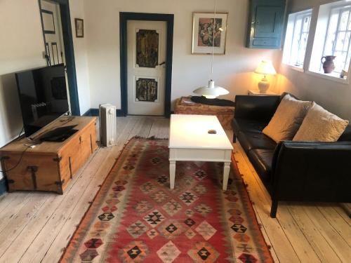 sala de estar con sofá y mesa de centro en Strandvejen 52, Reersø, en Reersø