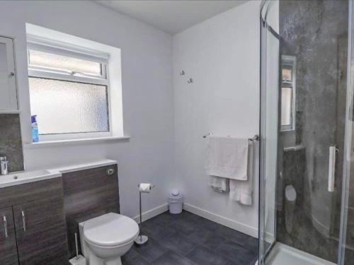 布里德靈頓的住宿－Rosie’s rest，白色的浴室设有卫生间和淋浴。