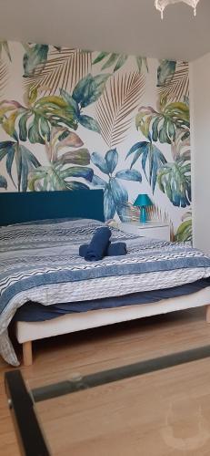 - une chambre avec un lit orné d'un mur fleuri dans l'établissement EMERAUDE, à Nantes