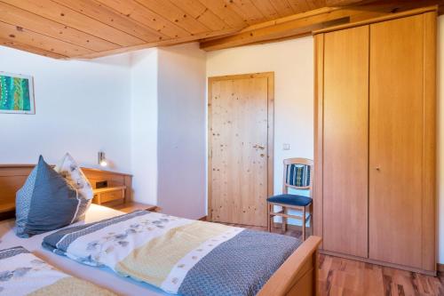 - une chambre avec un lit et une chaise dans l'établissement Gfinkerhof Mendel, à Vols am Schlern