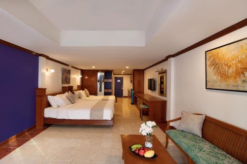 pokój hotelowy z łóżkiem i kanapą w obiekcie Aspira Resort Klong Muang Krabi w mieście Klong Muang Beach