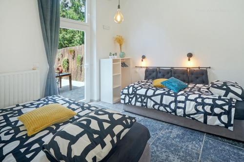um quarto com 2 camas e uma janela em Gîte de la Madeleine em Landelies