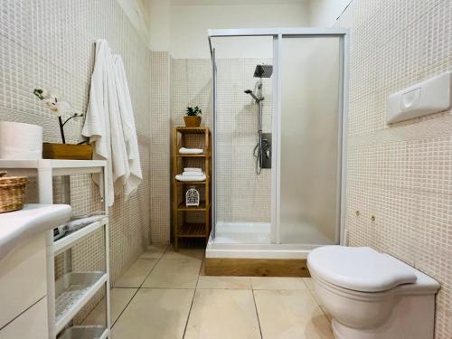 ein Bad mit einer Dusche und einem WC in der Unterkunft Convitalia in Neapel