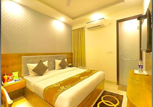 1 dormitorio con 1 cama grande en una habitación en Hotel The Glory Near Delhi International Airport en Nueva Delhi