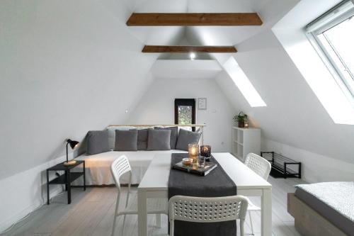 1 dormitorio con 1 cama, mesa y sillas en Arkadia Pension Norderstedt en Norderstedt