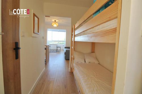 Cette chambre comprend 2 lits superposés et un couloir. dans l'établissement SAMOA - 4 COUCHAGES, à Sausset-les-Pins