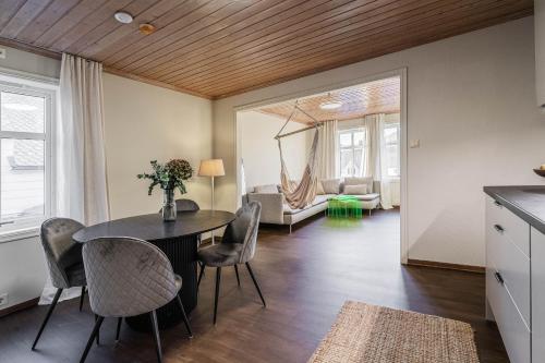 eine Küche und ein Esszimmer mit einem Tisch und Stühlen in der Unterkunft Charming and bright apartment in Ålesund city in Ålesund