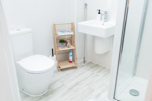 Beautifully Fab 3 bedroom 4 beds New home 8 guests Stretford Trafford photo 9