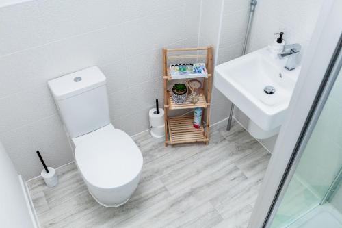 Beautifully Fab 3 bedroom 4 beds New home 8 guests Stretford Trafford photo 4