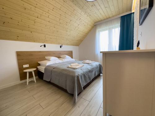 una camera con letto e soffitto in legno di Na Skraju Puszczy - nowo otwarty a Białowieża