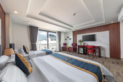 サパにあるCentral Sapa Charm Hotelのベッド2台とテレビが備わるホテルルームです。