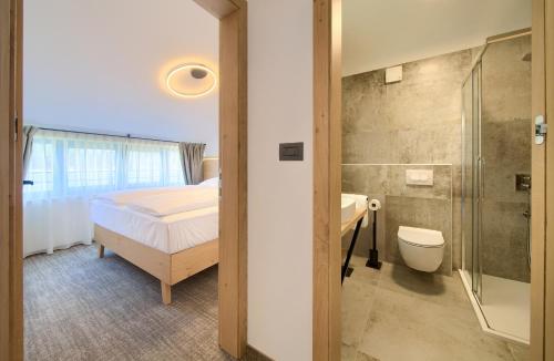 - une chambre avec un lit et une salle de bains pourvue d'une douche dans l'établissement Mamin san, à Cres