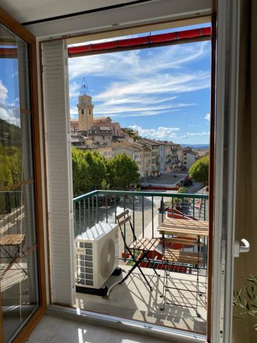 un balcon avec vue sur une ville dans l'établissement Superbe Studio Centre Digne les bains, à Digne-Les-Bains
