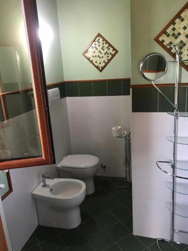 ein Bad mit einem WC und einem Waschbecken in der Unterkunft ABAKAINON COUNTRY B & B in Tripi
