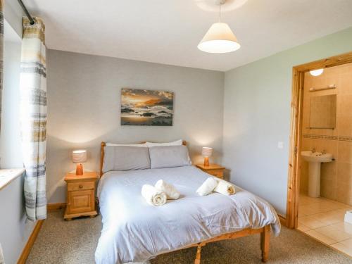 um quarto com uma cama com toalhas em 14 Sneem Leisure Village em Sneem