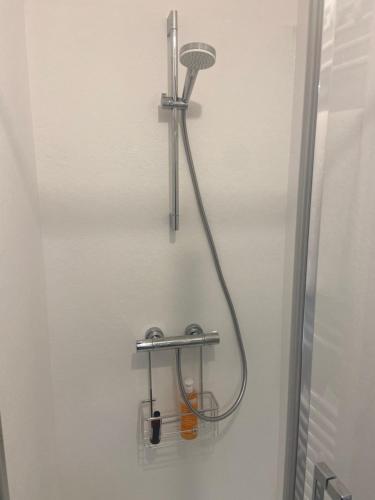 ducha con cabezal de ducha en la pared en Studio Jeanine en Le Portel