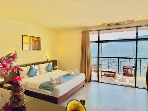 1 dormitorio con cama y ventana grande en Tara Palace Resort and SPA en Gangtok