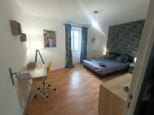 1 dormitorio con cama, escritorio y mesa en Le Mascarin - La Madeleine - La Bonne Marienne, en Angers