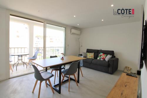 un salon avec une table, des chaises et un canapé dans l'établissement ISOLA - 4 COUCHAGES, à Carry-le-Rouet