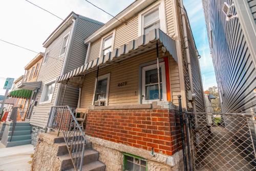 Una casa con una escalera de ladrillo en el frente. en Charming Guest House - Pittsburgh's Little Italy, en Pittsburgh