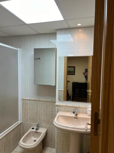 Baño con 2 lavabos y espejo en Apartamento Arcos Costa Cálida III, en Águilas