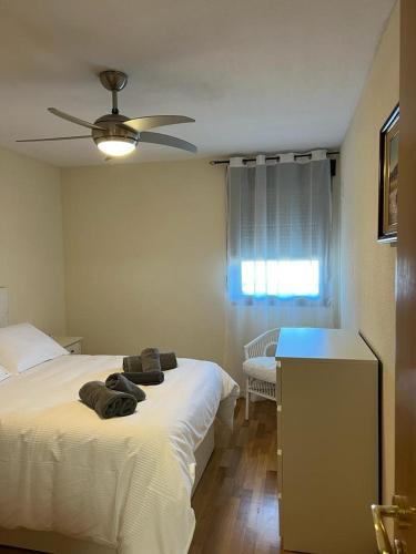 een slaapkamer met 2 bedden en een plafondventilator bij Apartamento Arcos Costa Cálida III in Águilas