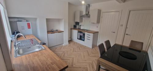 Cucina o angolo cottura di Cosy Fresh New Refurbished House