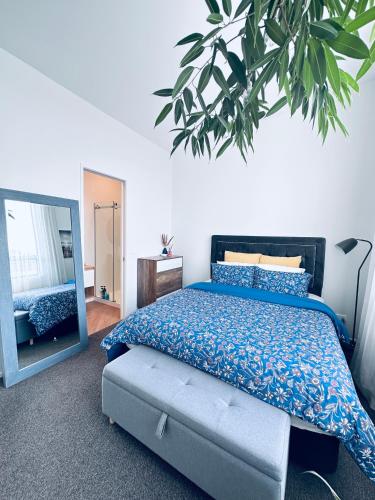 En eller flere senge i et værelse på Stylish Industrial Holiday House in Pakuranga Free Wifi Netflix