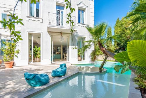 - une piscine en face d'une maison dans l'établissement Chambre d'hôtes de luxe, Toulon Mourillon, 4 belles chambres, Piscine, à Toulon