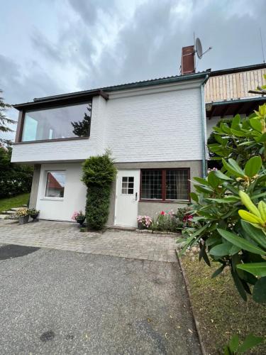 a white house with a window and a driveway at Lugnt och centralt läge in Borås