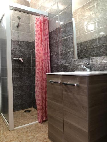 bagno con doccia, lavandino e specchio di Camping la palmeraie Tifnit a Tifnit