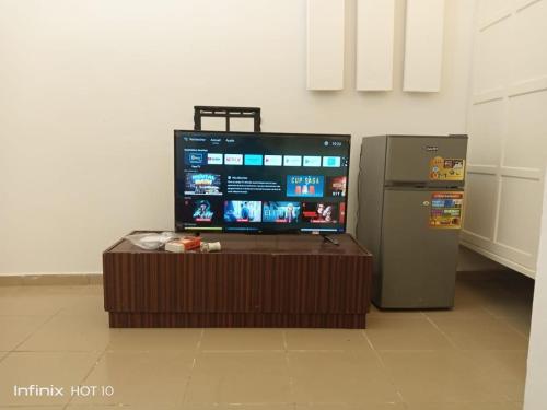 En tv och/eller ett underhållningssystem på HEBERTOGO Casablanca