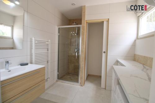 une salle de bain avec douche et lavabo dans l'établissement LA PASTISSIERE BIS - 4 COUCHAGES, à Carry-le-Rouet