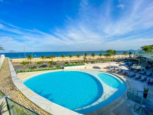 - une vue sur la piscine et la plage dans l'établissement Hotel Nacional, à Rio de Janeiro
