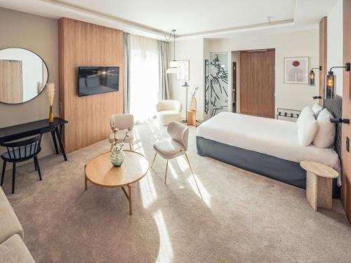 Giường trong phòng chung tại Mercure Troyes Centre