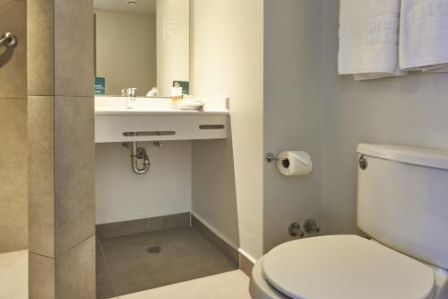 a bathroom with a toilet and a sink at City Express Junior by Marriott Toluca Zona Industrial in Toluca