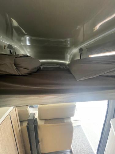 un letto nel retro di un furgone di Campers Reyna ad Arrecife