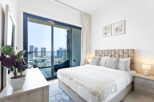 Postel nebo postele na pokoji v ubytování EasyGo - Binghatti Canal Burj Khalifa View 1 Bedroom