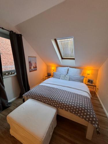 - une chambre avec un grand lit et une lucarne dans l'établissement Cozy home- Altstadtferienwohnung Stade, à Stade