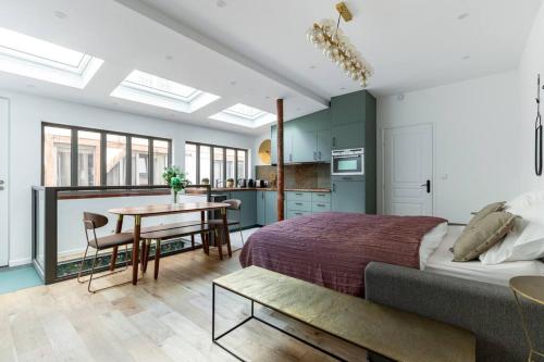 um quarto com uma cama, uma mesa e uma cozinha em Sous Plex 6 personnes refait à neuf - PARIS 11 em Paris