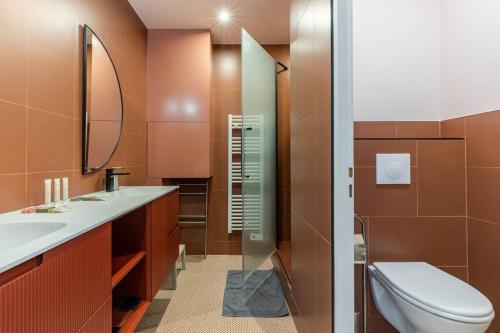une salle de bain avec toilettes et lavabo dans l'établissement Sous Plex 6 personnes - PARIS 11, à Paris