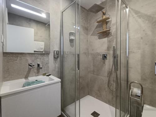 une salle de bain avec douche et lavabo dans l'établissement Superbe 2 pièces Carré d’or avec grande Terrasse, à Nice