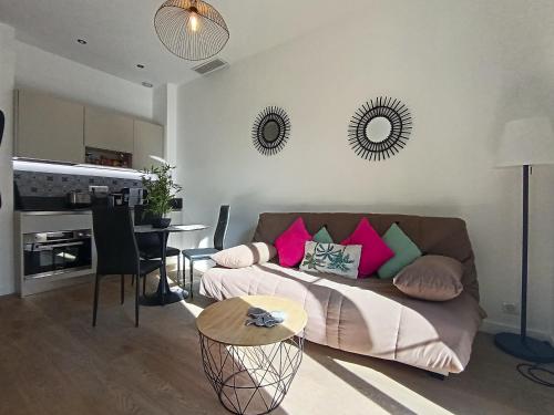 un salon avec un canapé et une table dans l'établissement Superbe 2 pièces Carré d’or avec grande Terrasse, à Nice