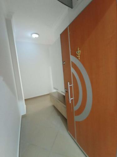 une porte portant un logo dans une pièce dans l'établissement begonvil evleri, à Antalya