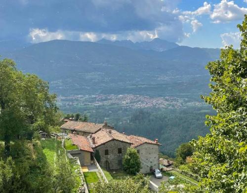 Bird's-eye view ng ISA-Rooms with private bathroom in a villa with fenced garden surrounded by greenery in the Garfagnana area, shared kitchen, shared hydromassage tub and sauna