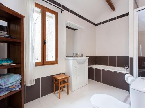 une salle de bain avec une baignoire, des toilettes et un lavabo dans l'établissement Hirondelle - A beautiful rental home in the heart of The Cathar Country, à Capestang